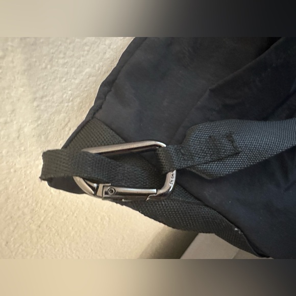 Lululemon Clean Lines Crossbody Bag 2.8L - Picture 6 of 11